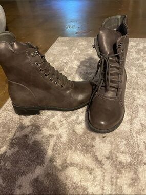 Brown women’s zip up  Boots **never worn